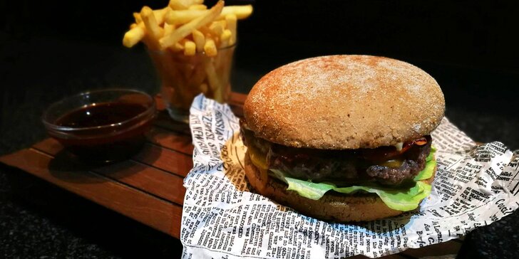 Rustikální burger s hranolky a domácím dipem v nedávno otevřené restauraci