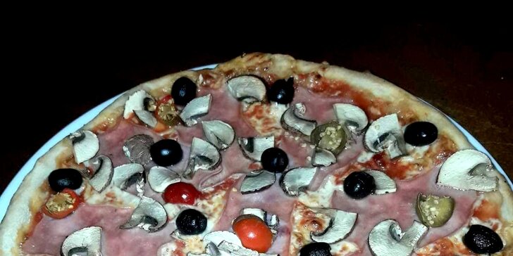 Italská specialitka: 2 čerstvě nazdobené pizzy dle výběru o průměru 32 cm