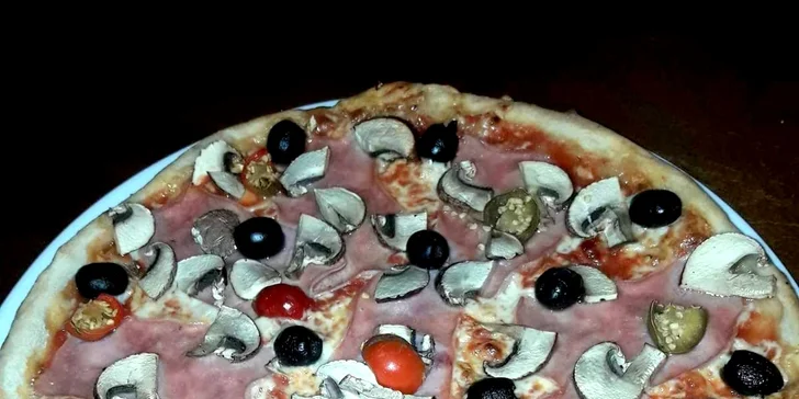 Na lístku nechybí Hawai, vegetariánská či sýrová kráska nebo třeba Pollo s kuřecím masem. 