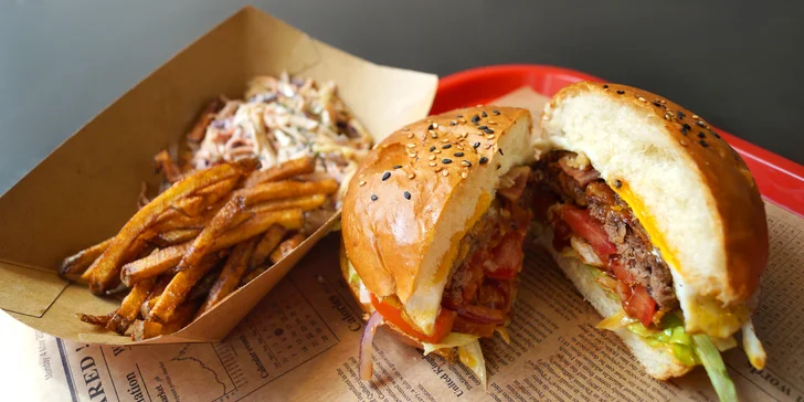 Coyote burger se salátem Coleslaw nebo s hranolky pro jednoho i dva