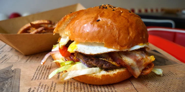Coyote burger se salátem Coleslaw nebo s hranolky pro jednoho i dva