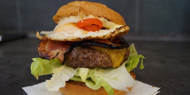 Adventní bacon burger: Hovězí burger se slaninou, vajíčkem a porcí hranolků