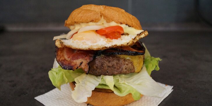 Adventní bacon burger: Hovězí burger se slaninou, vajíčkem a porcí hranolků