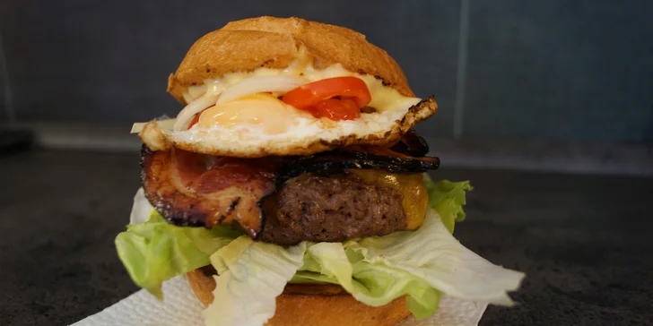 Doktorův speciál: Hovězí burger se slaninou, vajíčkem a porcí hranolků