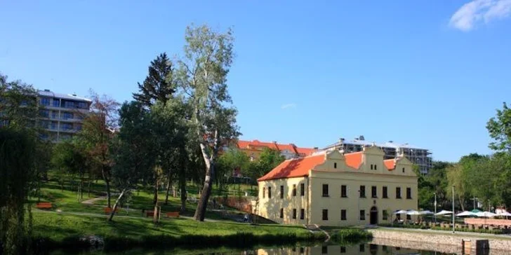 Vše si užijete na romantickém místě u parku s rybníčkem.