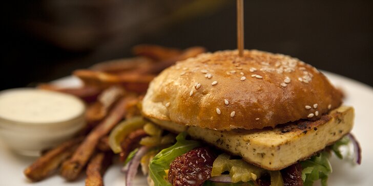 Když hlad zavolá, jde se do Hoppallaaa: burger a hranolky pro 1 nebo 2 osoby