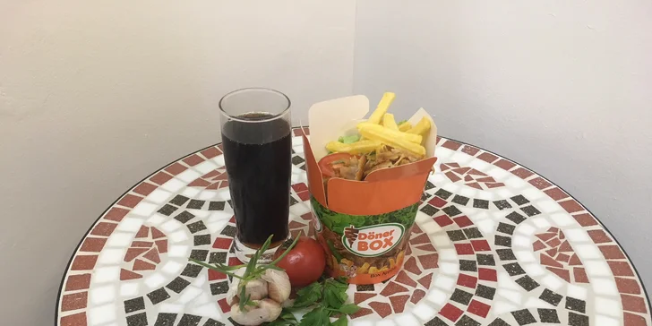 Kuřecí nebo hovězí kebab, zelenina, dresink a nápoj; u Döner boxu i hranolky