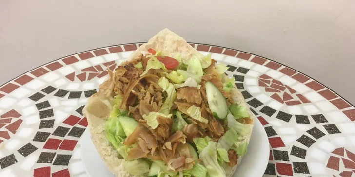 Kuřecí nebo hovězí kebab, zelenina, dresink a nápoj; u Döner boxu i hranolky