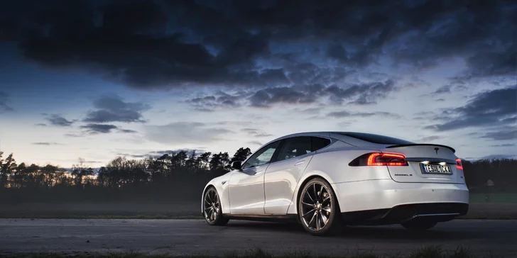 Jízda do budoucnosti v luxusním elektromobilu Tesla Model S nebo Model X