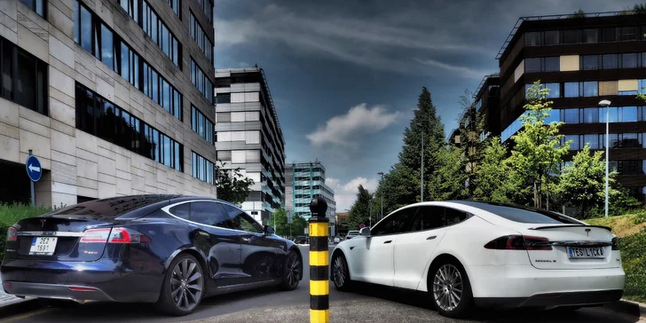 Jízda do budoucnosti v luxusním elektromobilu Tesla Model S nebo Model X
