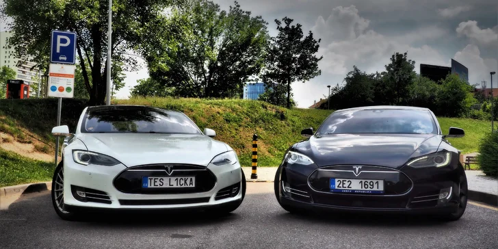 Jízda do budoucnosti v luxusním elektromobilu Tesla Model S nebo Model X