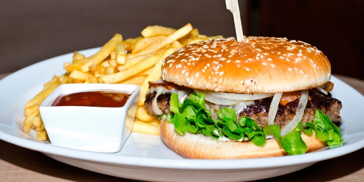 Výběr ze 3 druhů šťavnatých hovězích burgerů včetně hranolků