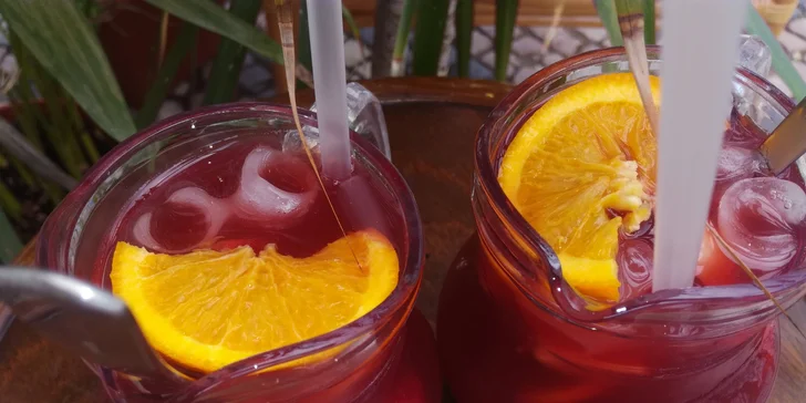 Dejte si sangrii na letní zahrádce: dva půllitrové džbánky v cukrárně Gabriela