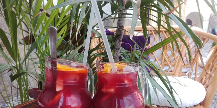 Dejte si sangrii na letní zahrádce: dva půllitrové džbánky v cukrárně Gabriela