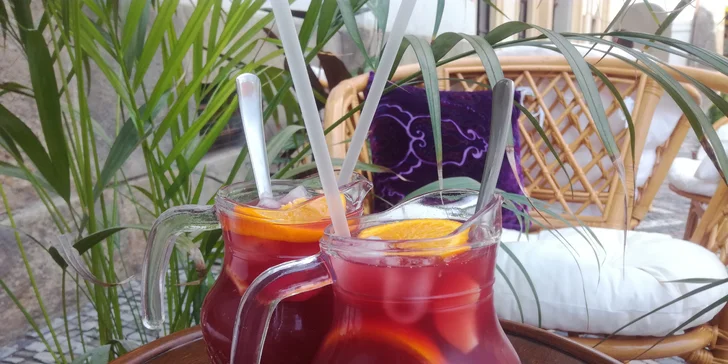Dejte si sangrii na letní zahrádce: dva půllitrové džbánky v cukrárně Gabriela