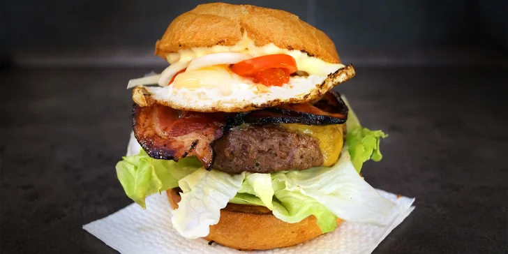 Doktorův speciál: Hovězí burger se slaninou, vajíčkem a porcí hranolků