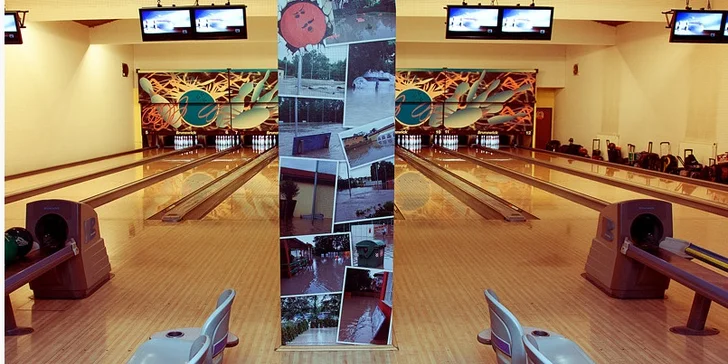 Hodina bowlingu a 4x nápoj: pivo, džus, malinovka, káva nebo víno