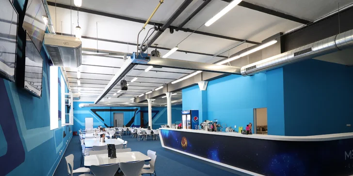 Hra laser game, jízda na simulátoru virtuální reality a pizza i nápoj
