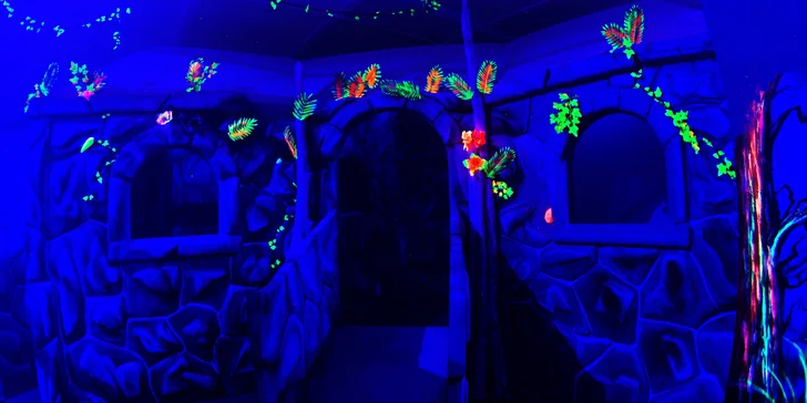 Hra laser game, jízda na simulátoru virtuální reality a pizza i nápoj