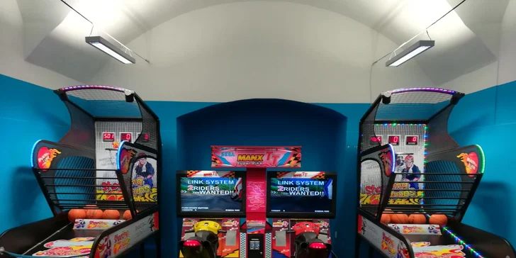 Hra laser game, jízda na simulátoru virtuální reality a pizza i nápoj