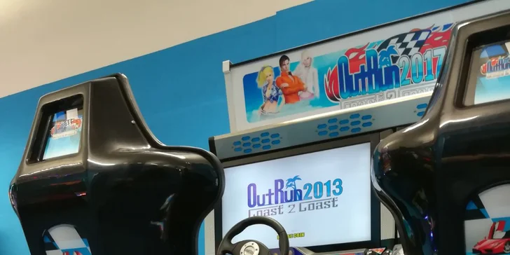 Hra laser game, jízda na simulátoru virtuální reality a pizza i nápoj