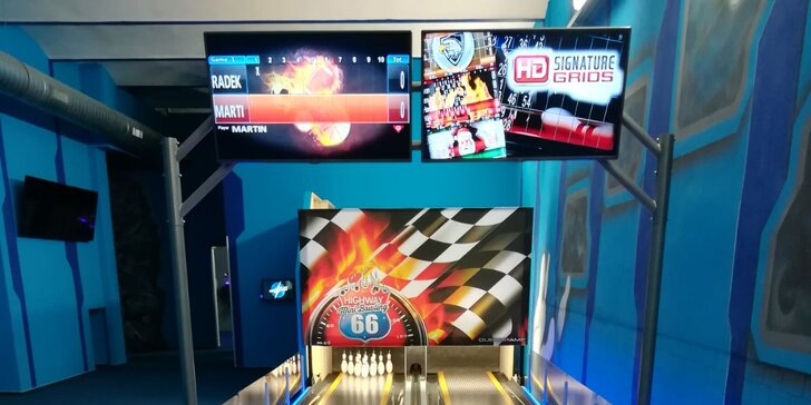 Hra laser game, jízda na simulátoru virtuální reality a pizza i nápoj