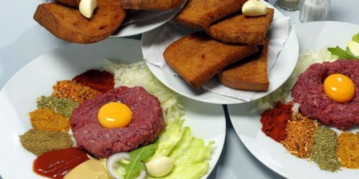 99 Kč za DVĚ porce vynikajícího tatarského bifteku s dvanácti topinkami. Výzva pro všechny labužníky se slevou 61 %.
