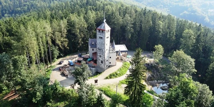 Dovolená s výhledem: lesní hotel nad Libercem s rozhlednou a polopenze