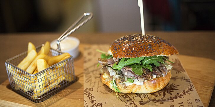 Skvělé burgery v La Bastille: hovězí, kachní nebo vegetariánský s ratatouille