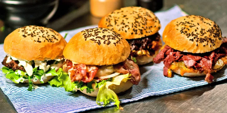 Jehněčí nebo Bacon Cheese Burger v domácí bulce na farmářských trzích