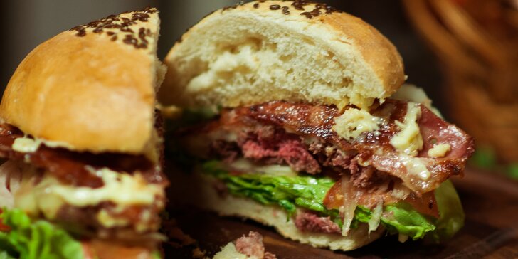 Jehněčí nebo Bacon Cheese Burger v domácí bulce na farmářských trzích