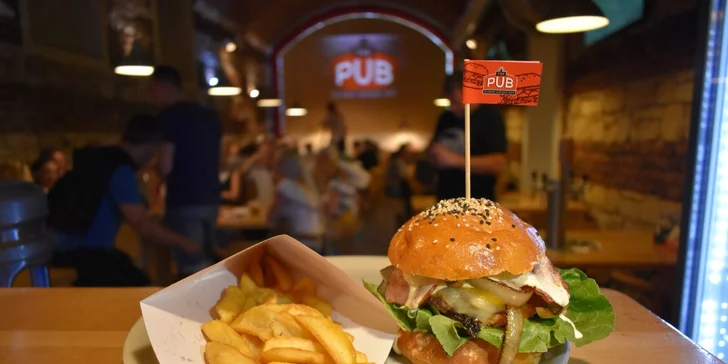 Pořádný burger s hranolky podávaný u stolu s vlastním výčepem v The Pub