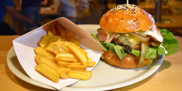 Pořádný burger s hranolky podávaný u stolu s vlastním výčepem v The Pub