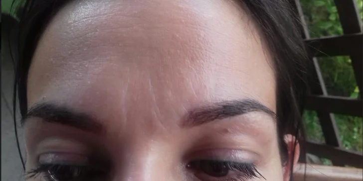 Krásná hned po probuzení: permanentní make-up obočí vláskováním