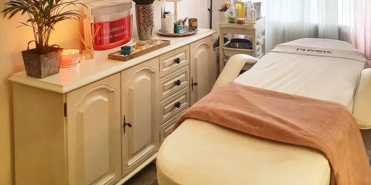 Pokud sáhnete po balíčku obou procedur, těšit se můžete navíc na úpravu obočí, peeling, čištění i masku.