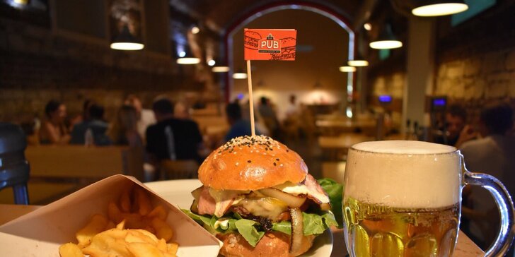 Pořádný burger s hranolky podávaný u stolu s vlastním výčepem v The Pub