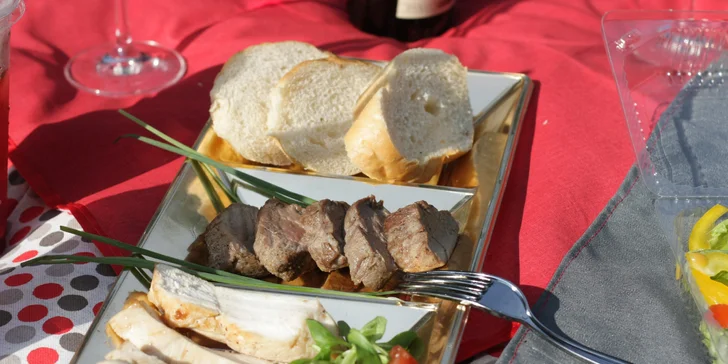 Piknik pod širým nebem: 5 variant občerstvení s masem, salátem i dezertem