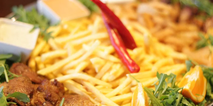 Masové plato s přílohami: steaky, BBQ křidýlka, cibulové kroužky i hranolky