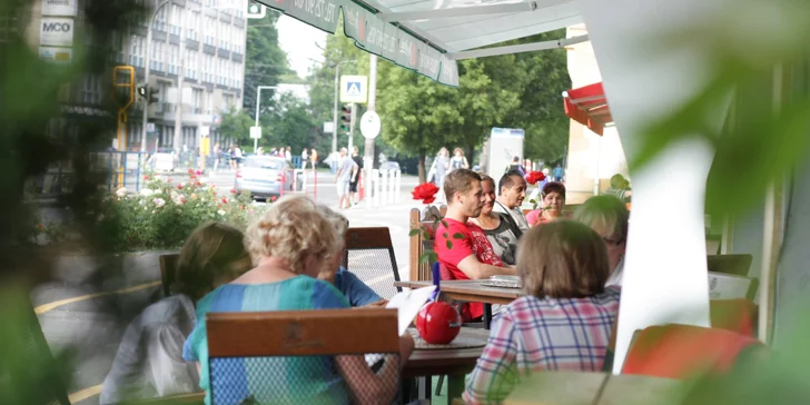 Masové plato s přílohami: steaky, BBQ křidýlka, cibulové kroužky i hranolky