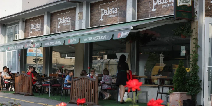 Masové plato s přílohami: steaky, BBQ křidýlka, cibulové kroužky i hranolky