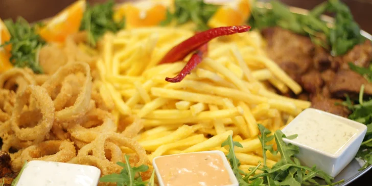 Masové plato s přílohami: steaky, BBQ křidýlka, cibulové kroužky i hranolky