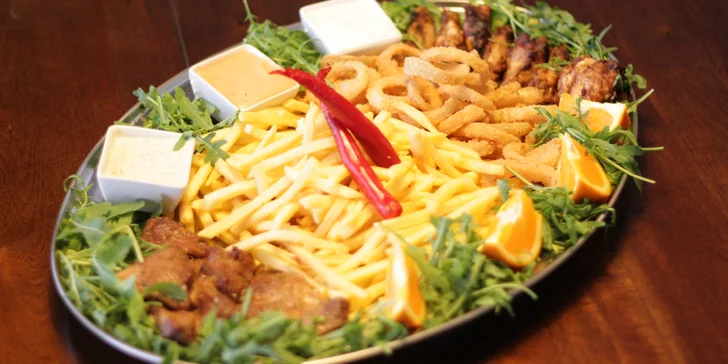Masové plato s přílohami: steaky, BBQ křidýlka, cibulové kroužky i hranolky