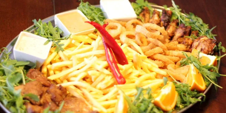 Masové plato s přílohami: steaky, BBQ křidýlka, cibulové kroužky i hranolky