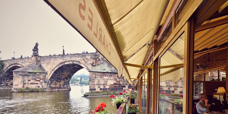 Letní romantika u Vltavy: Tříchodové menu pro 2 s Výhledem na Karlův most