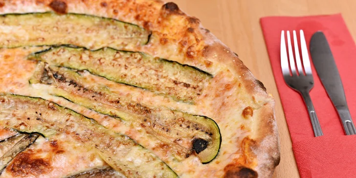 Pizza z pece na dřevo dle vlastního výběru a nealko nápoj pro 1 i pro 2