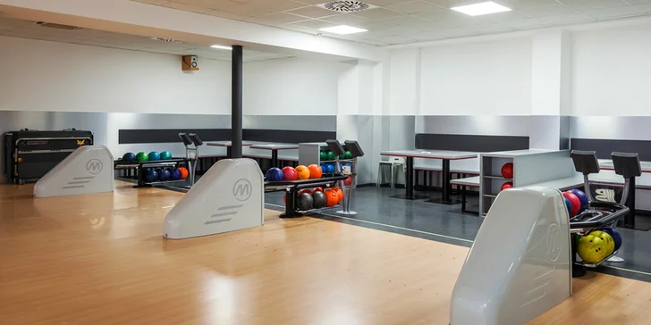 Bowling pro celou partu: jedna nebo dvě dráhy i s dětskými mantinely