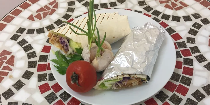 Döner kebab nebo durüm a nápoj v tureckém bistru; na výběr i box s hranolky