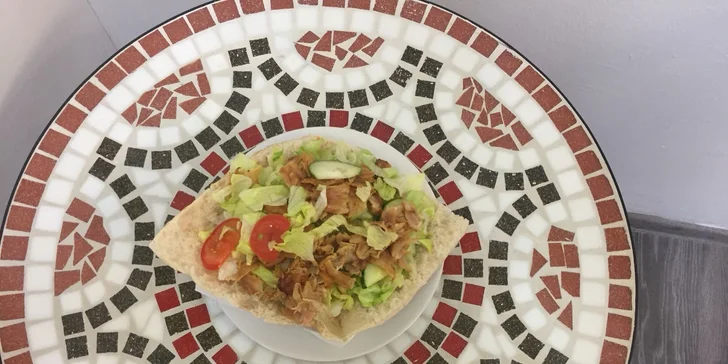 Döner kebab nebo durüm a nápoj v tureckém bistru; na výběr i box s hranolky