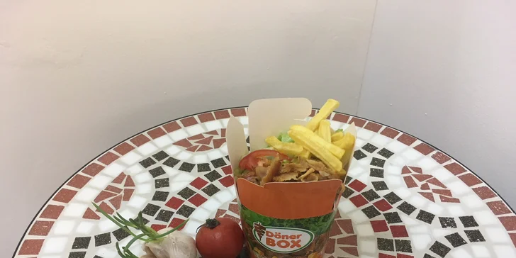 Döner kebab nebo durüm a nápoj v tureckém bistru; na výběr i box s hranolky
