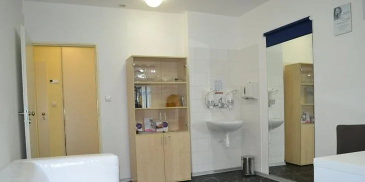 Čeká vás moderní klinika, která má zázemí na dvou patrech, nechybí recepce a ambulance.